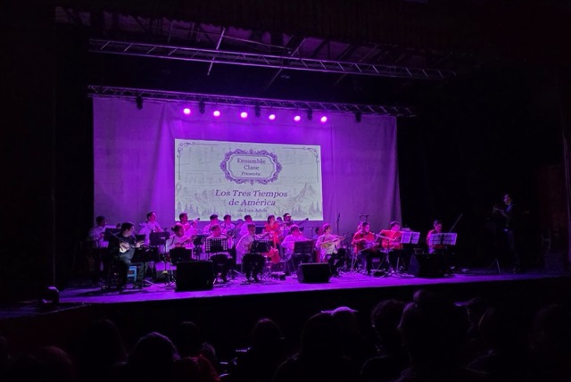 La Orquesta de Charangos de Chile en el escenario del Aula Magna, vista desde el público, durante su primera presentación.