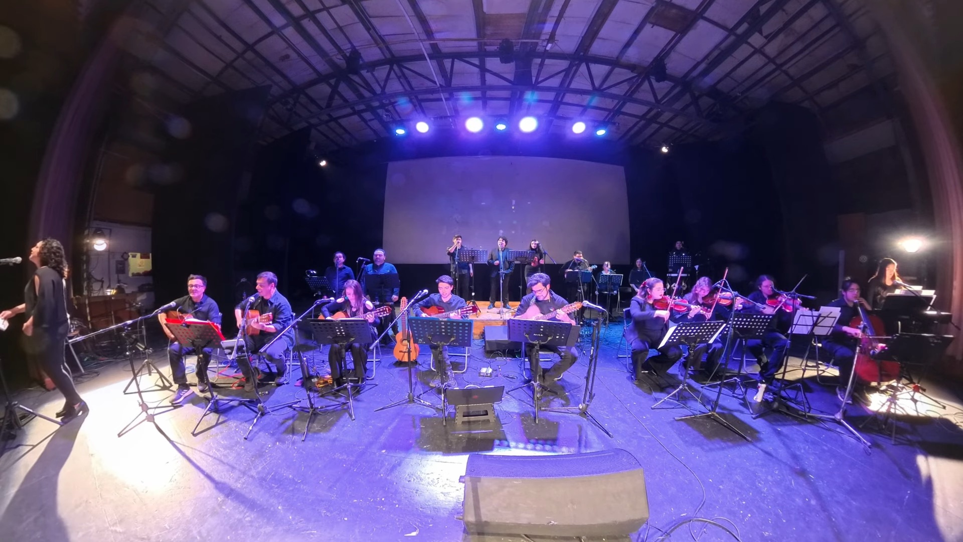 Ensamble Clase en escena durante una presentación de Canto para una semilla